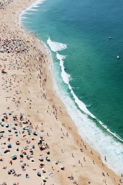 Foto praia de nazare, em portugal, vista de cima