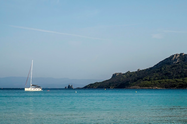 praia de notre dame na ilha de porquerolles frança panorama paisagem