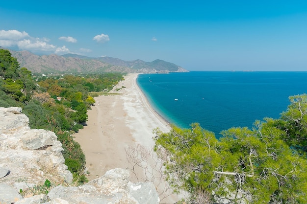 Praia de Olympos Vista aérea da praia de Olymbos em um dia ensolarado Uma das mais belas praias de Tur