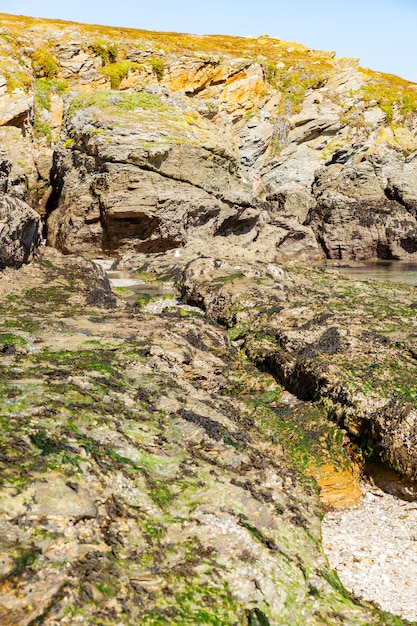 Praia de paisagem rochas falésias costas em Belle Ile en Mer no ponto de potros em Morbihan