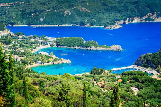 Praia de Paleokastritsa em Korfu Grécia