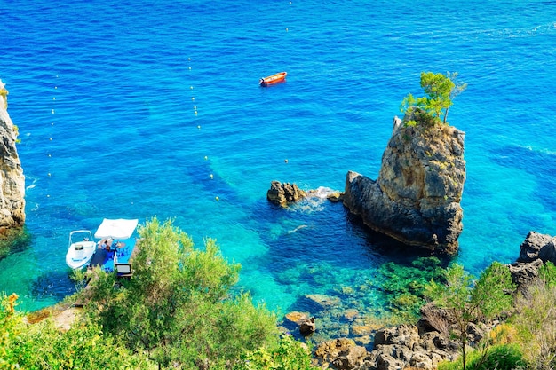 Praia de Paleokastritsa em Korfu Grécia