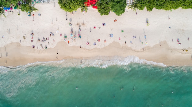 Praia de patong na província de phuket