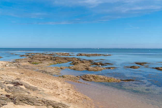 Praia de pedra e areia