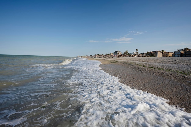 Praia de pedras de seixos do mar Adriático Porto Sant Elpidio Itália