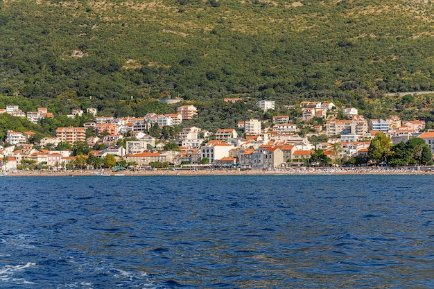 Praia de petrovac na moru em montenegro