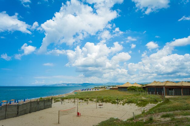 Praia de Platamona em dia nublado de verão