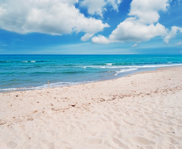 Foto praia de platamona sob um céu nublado