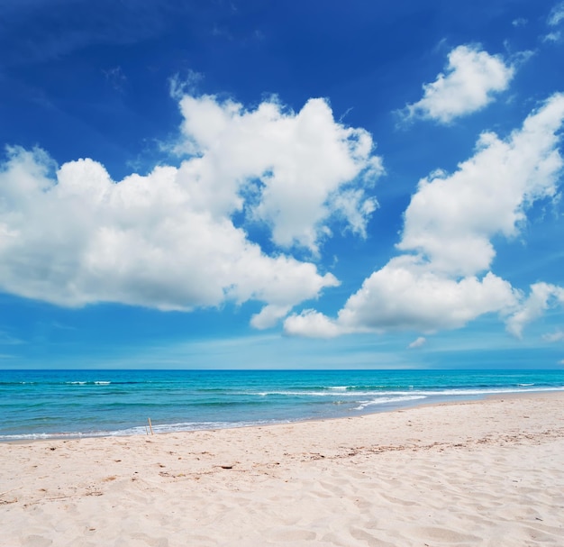 Praia de Platamona sob um céu nublado