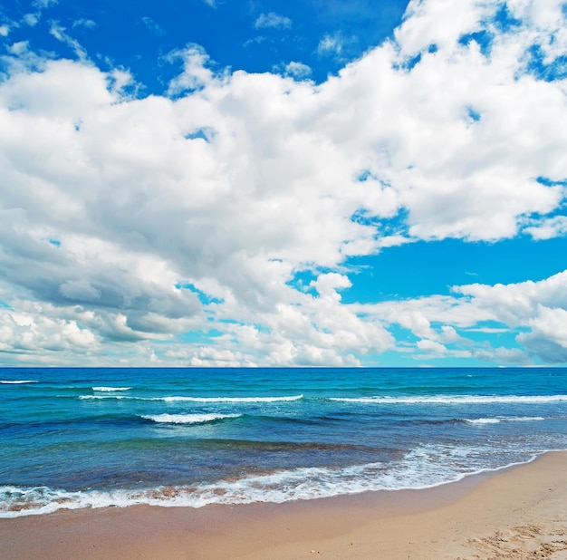 Praia de Platamona sob um céu panorâmico