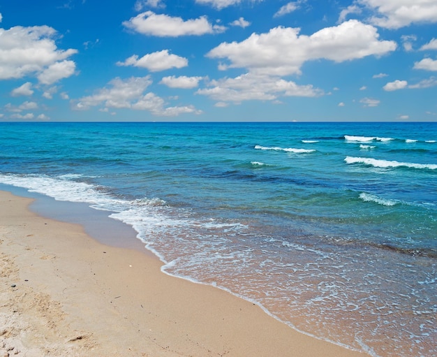 Praia de Platamona sob um céu panorâmico