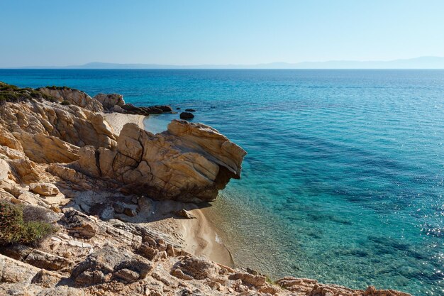 Praia de Platanitsi de manhã de verão na Península de Sithonia (Calcidice, Grécia).