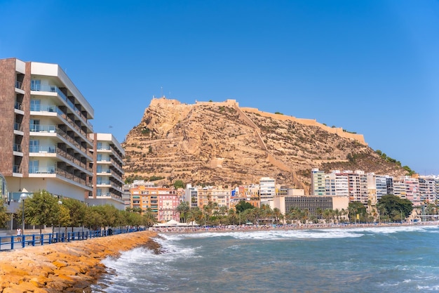 Praia de Postiguet na cidade de Alicante em uma tarde de verão e o Castelo de Santa Bárbara