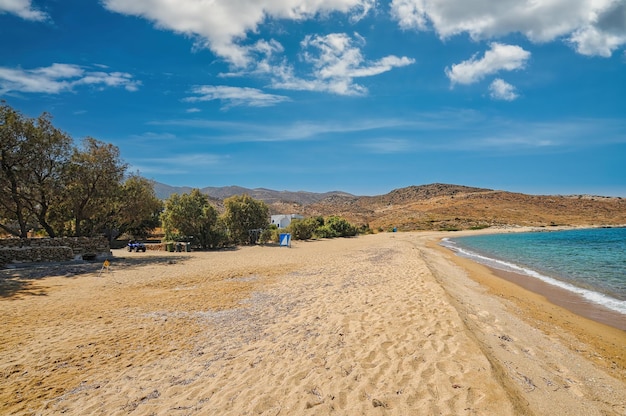 Praia de Psathi na ilha Grécia de Ios