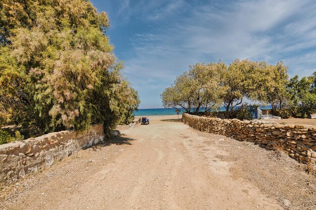 Praia de Psathi na ilha Grécia de Ios