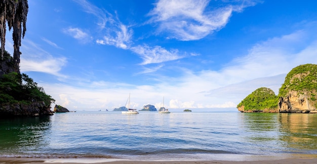 Praia de Rai Lay e iate flutuando no mar na província de Krabi, ao sul da Tailândia