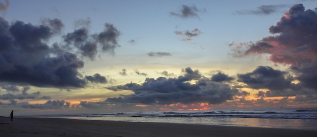 Praia de reflexões coloridas do nascer do sol em algum lugar do brasil