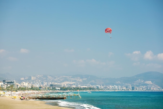 Praia de resort tropical em Alanya, uma das estâncias balneares mais populares da Turquia, férias de verão na Turquia