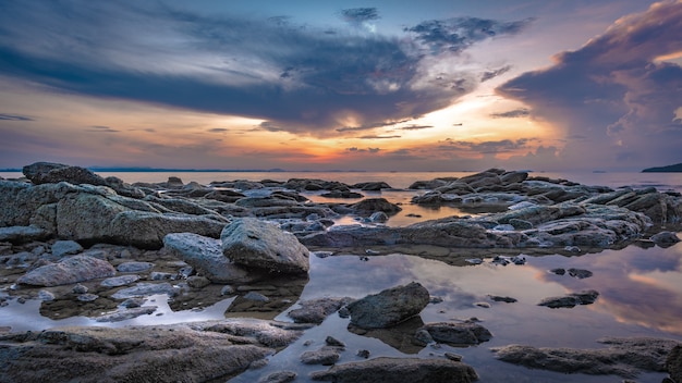 Praia de rocha do mar ao amanhecer