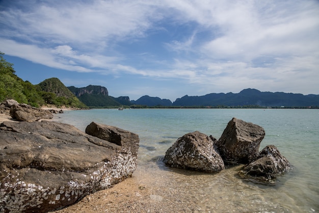 Praia de rocha e areia, paisagem da ilha de koram, parque nacional sam roi yod, província de prachuap khiri khan, tailândia