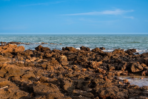 Praia de rocha perigosa.