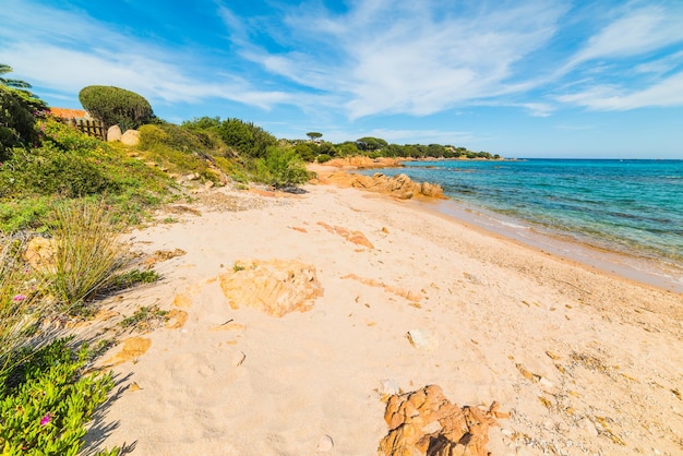 Praia de Romazzino sob um céu nublado