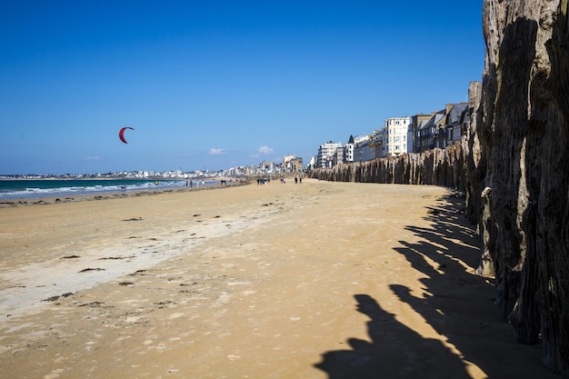 Praia de saintmalo e cidade bretanha frança