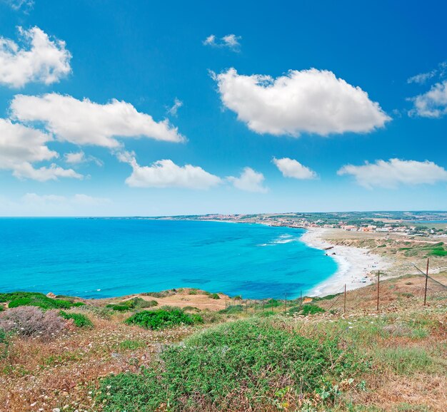 Praia de San Giovanni sob um céu azul