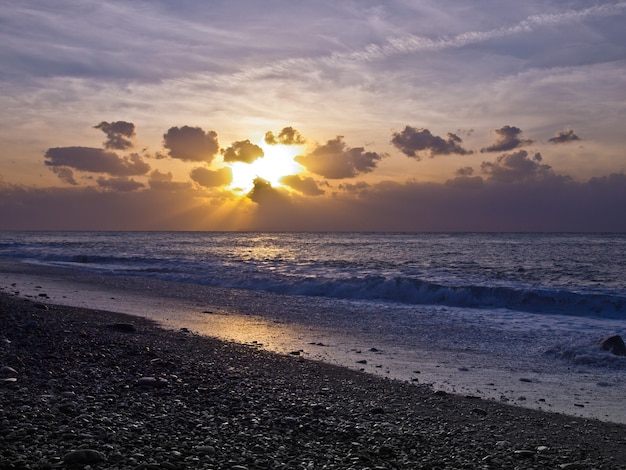 Praia de seixos ao amanhecer