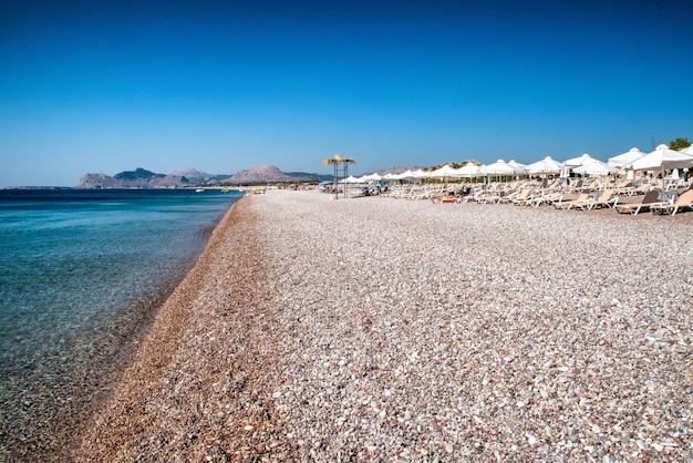 Praia de seixos de Traganou na ilha de Rodes, Grécia