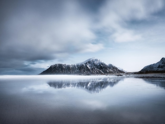 Praia de Skagsanden Ilhas Lofoten Noruega Montanhas praia e nuvens Foto de longa exposição Noite Paisagem de inverno perto do oceano Viagem na Noruega