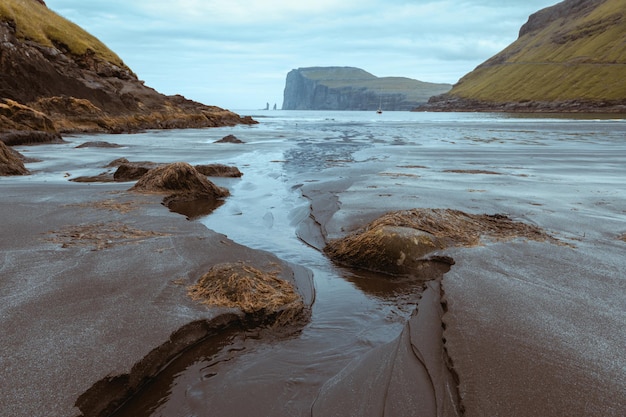 Praia de Tjornuvik na ilha de Streymoy Ilhas Faroé Dinamarca Fotografia de paisagem Cores de digitalização de filme retrô