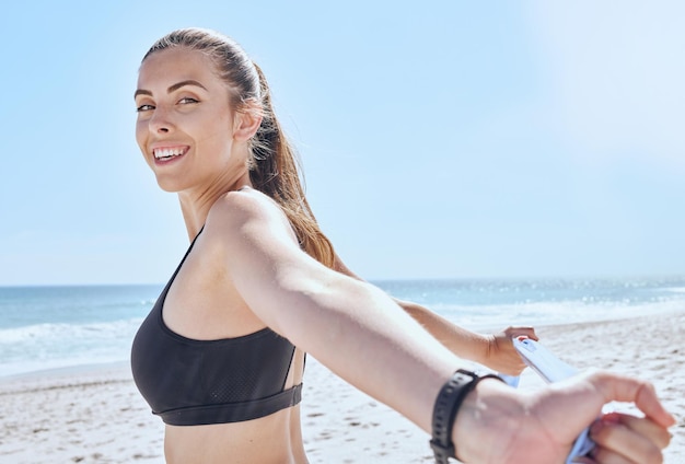 Praia de treino e faixa de resistência de alongamento de retrato com treinamento de bem-estar e mulher de estilo de vida saudável Fitness saudável e exercício de braço de garota feliz no oceano com maquete do céu