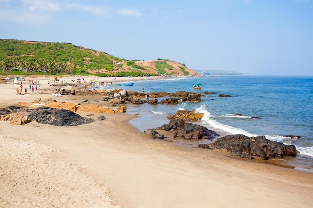 Praia de vagator ou ozran no norte de goa, índia