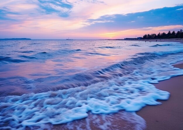 Praia de verão com água azul e céu roxo no pôr-do-sol