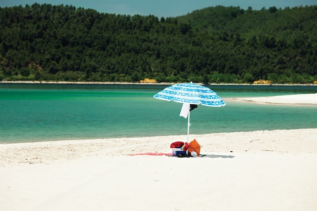 Praia de verão com guarda-sol