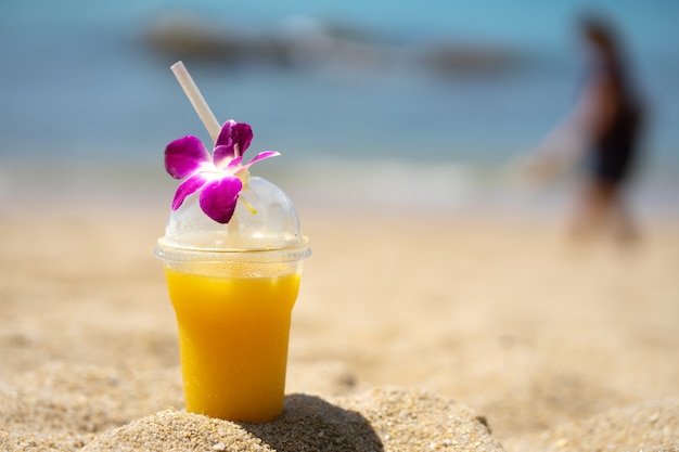 Praia de verão com suco de laranja