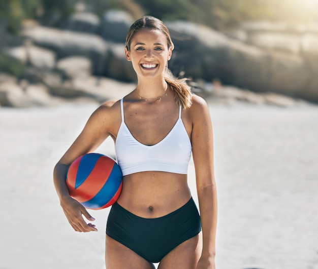 Praia de vôlei e retrato de mulher esportiva com sorriso felicidade e pronto para o início da competição de jogo ou treino Feliz saúde e atleta antes do exercício físico e treinamento cardiovascular