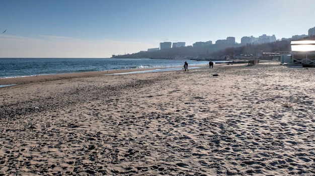 Foto praia deserta de lanzheron em odessa ucrânia