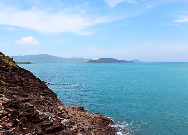 praia deserta mar azul céu azul areia amarela