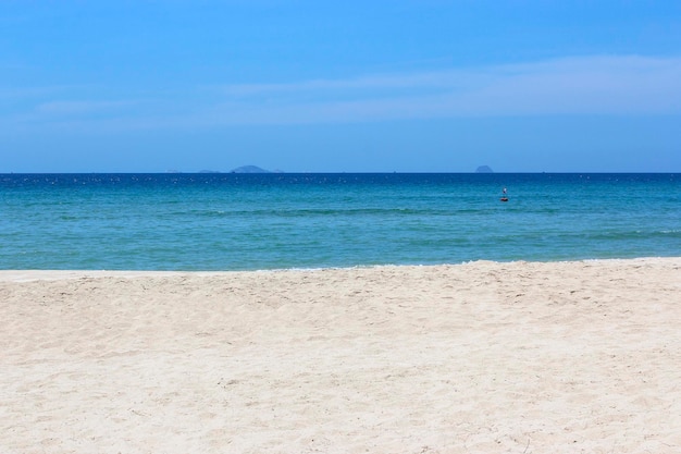 praia deserta mar azul céu azul areia amarela