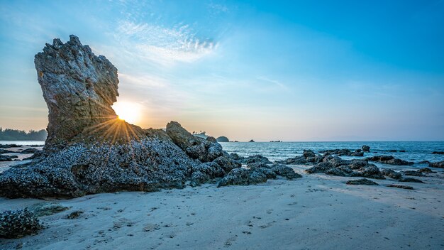 Praia do belo amanhecer com pedra do mar