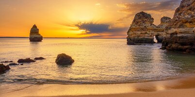 Praia do camilo ao nascer do sol, algarve, portugal