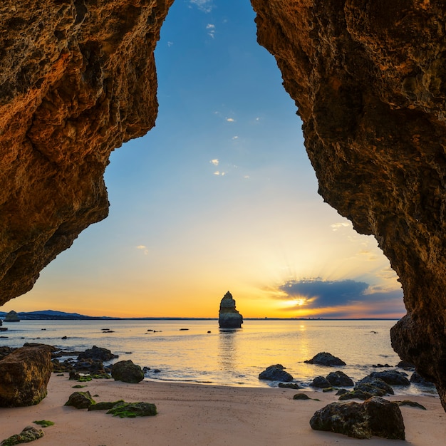 Praia do camilo ao nascer do sol, algarve, portugal