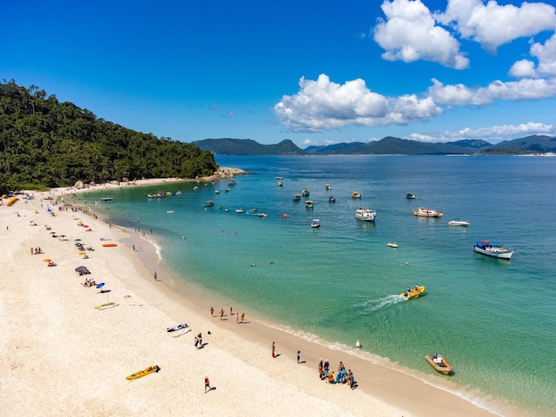 Praia do Campeche en Florianópolis Brasil con varios turistas en vacaciones de verano