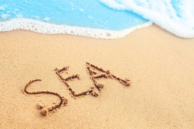 Praia do mar Areia e fundo de textura de surf azul com texto de desenho à mão Conceito de férias e férias