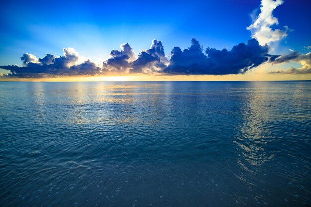 Praia do mar com céu pôr do sol ou nuvens do nascer do sol sobre o pôr do sol do mar na natureza da praia tropical