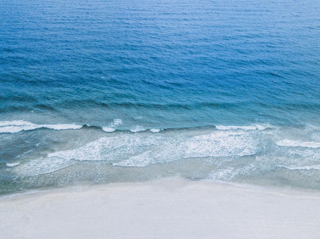 Praia do mar com oceano de areia