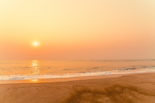 praia do mar vazio com o pôr do sol ou nascer do sol