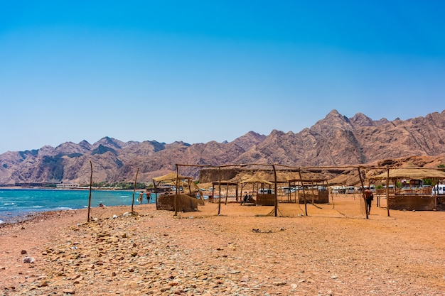 Praia do Mar Vermelho com as montanhas da Península do Sinai no Egito como pano de fundo